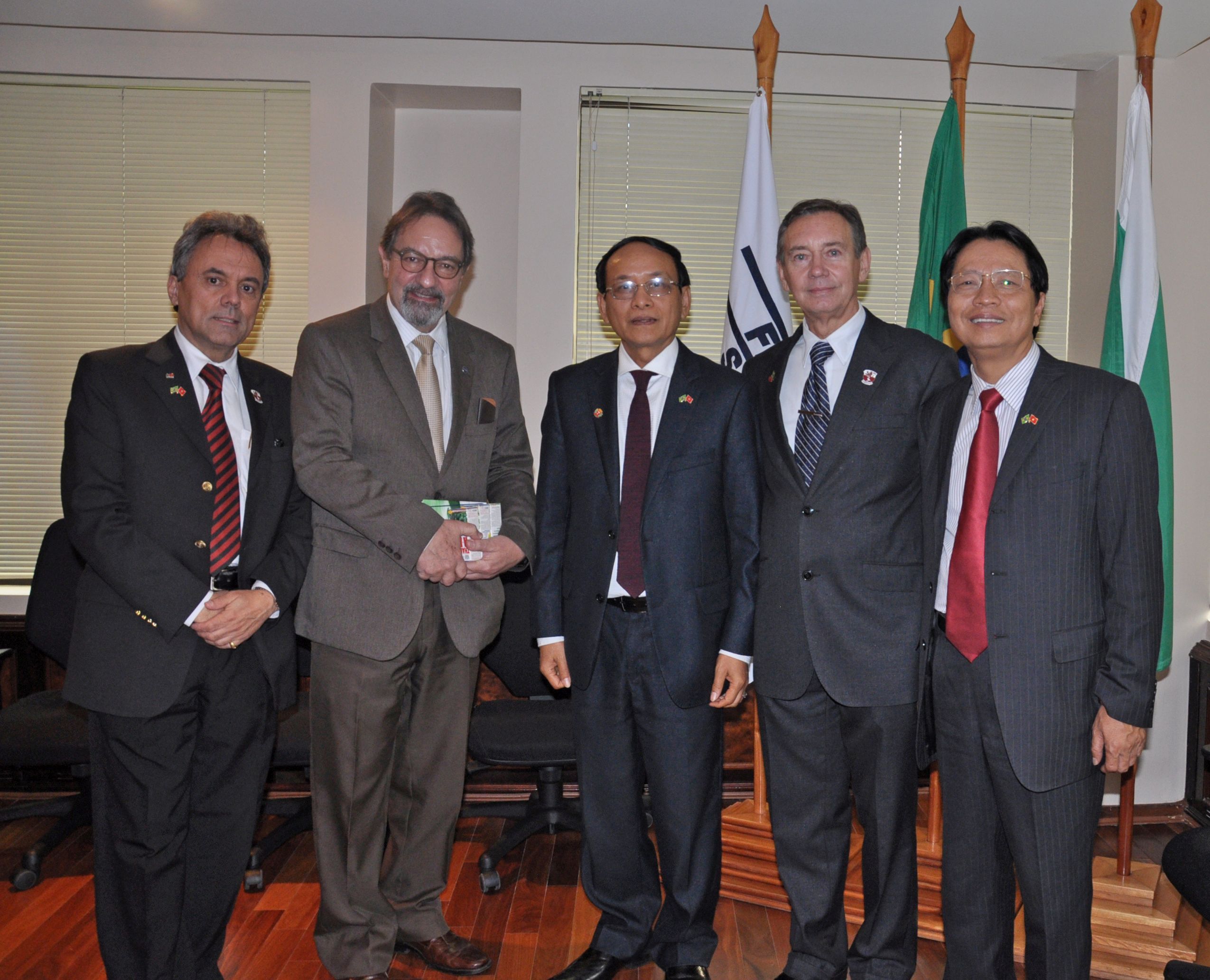 Embaixador do Vietnã com Waldemir Kürten e Nguyen Van Lang na Fiepr Embaixador do Vietnã com Waldemir Kürten e Nguyen Van Lang na Fiepr