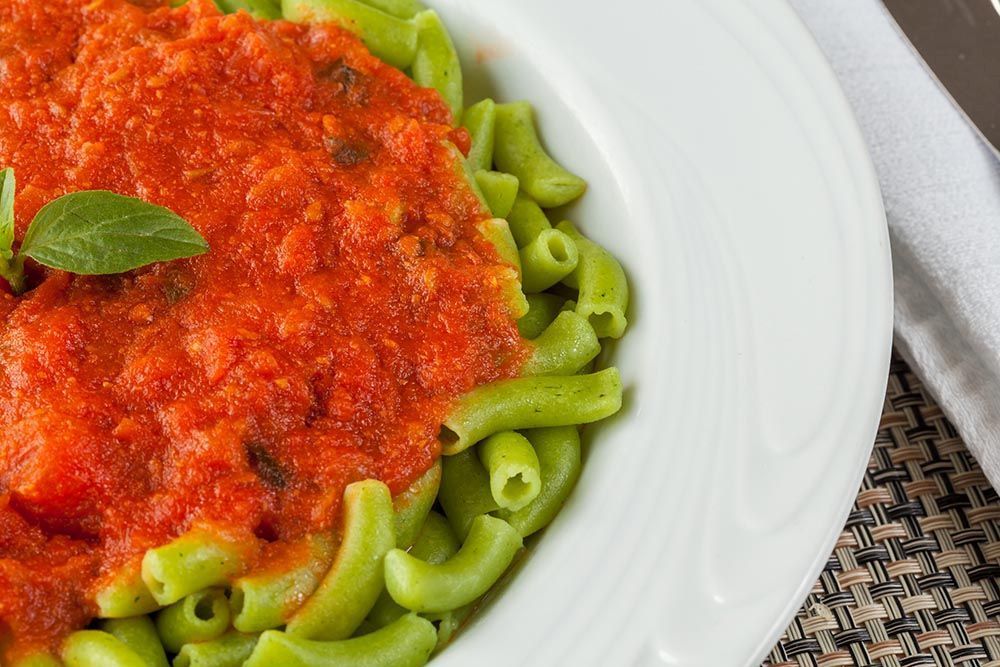 Zitti leva espinafre e o molho pomodoro artesanal traz nutrientes do tomate Zitti leva espinafre e o molho pomodoro artesanal traz nutrientes do tomate