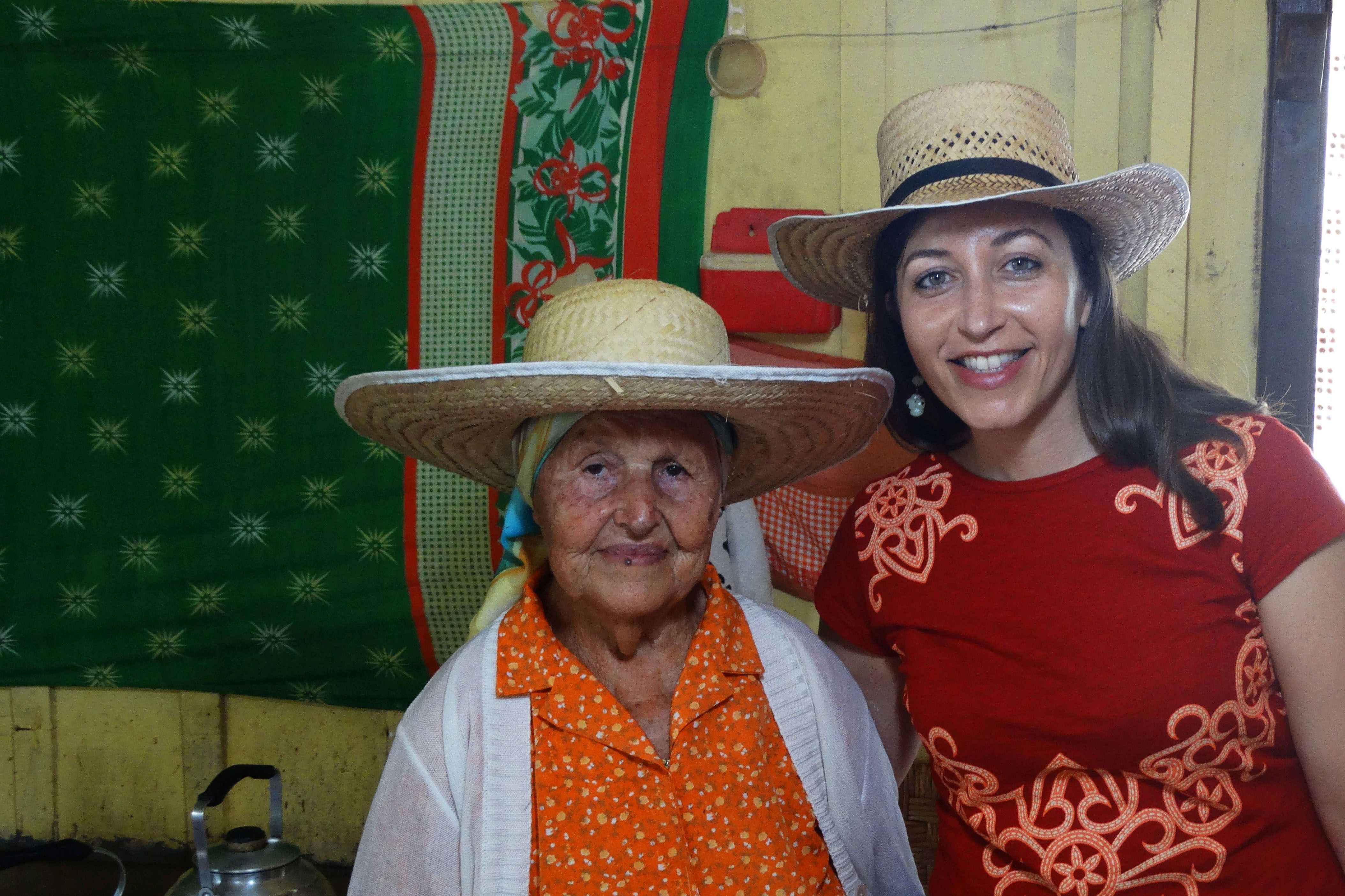 Diretora Lia Marchi a direita com a benzedeira Donatila Kuller Diretora Lia Marchi a direita com a benzedeira Donatila Kuller