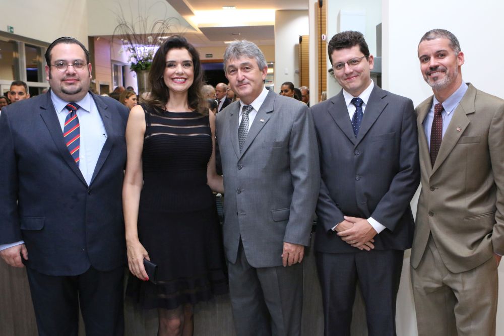 O presidente da Comissão de Direitos Humanos da OAB Maringá, Fúlvio Stadler Kaipers, a secretária-geral da OAB Paraná, Marilena Indira Winter, o vice-presidente da Seccional, Airton Martins Molina, o conselheiro empossado da OAB Londrina, Rafael Augusto Silva Domingues, e o 1º vice-presidente da APEP, Joaquim Mariano Paes de Carvalho Neto O presidente da Comissão de Direitos Humanos da OAB Maringá, Fúlvio Stadler Kaipers, a secretária-geral da OAB Paraná, Marilena Indira Winter, o vice-presidente da Seccional, Airton Martins Molina, o conselheiro empossado da OAB Londrina, Rafael Augusto Silva Domingues, e o 1º vice-presidente da APEP, Joaquim Mariano Paes de Carvalho Neto