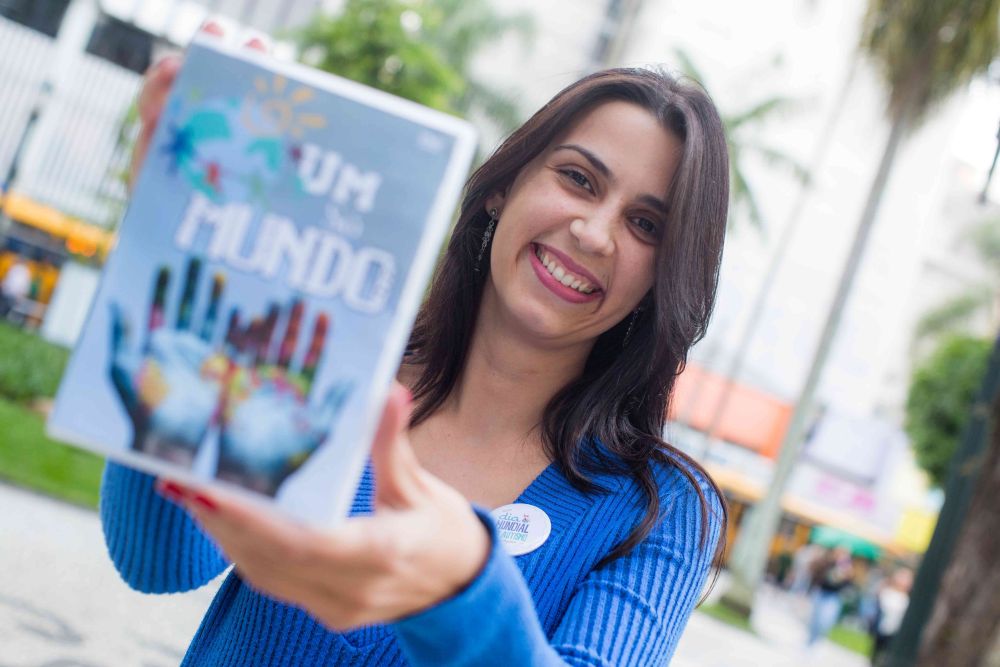 Um Só Mundo - capa e autora