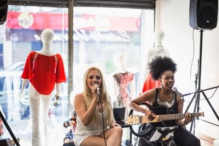 Priscilla Justen e Zelda Oliveira, do Just Duet, se apresentaram na reabertura da Wish - Crédito: Rhayssa Guimaraes Fotografia