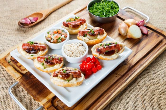 Mercearia Fantinato: Entradinha de Churrasco: linguiça envolta em cebola assada, servida no mini-pão francês