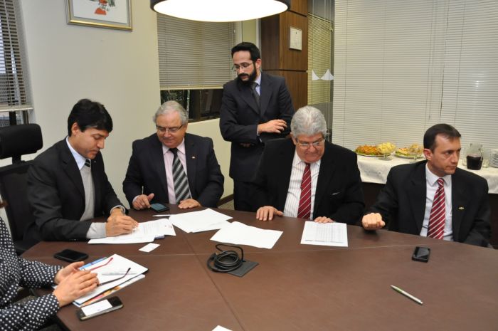 Convênio entre CAA-PR e GM foi assinado nesta quinta-feira, 5 de maio, durante reunião de diretoria (Zinho Gomes) Convênio entre CAA-PR e GM foi assinado nesta quinta-feira, 5 de maio, durante reunião de diretoria (Zinho Gomes)