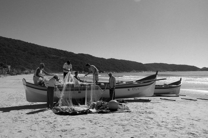 Pescadores costuram a rede para pesca artesanal da tainha (Jo&atilde;o Alberto Giacobbo)