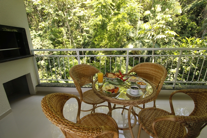 Sacada do apartamento superior com vista para Mata Atlântica (Divulgação)
