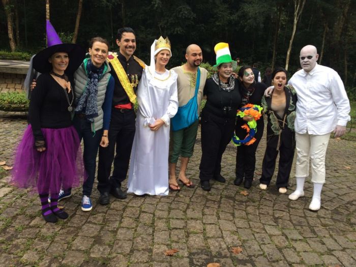 Diretora da CAA, Iolanda Gomes entre os atores da pe&ccedil;a no Bosque do Papa