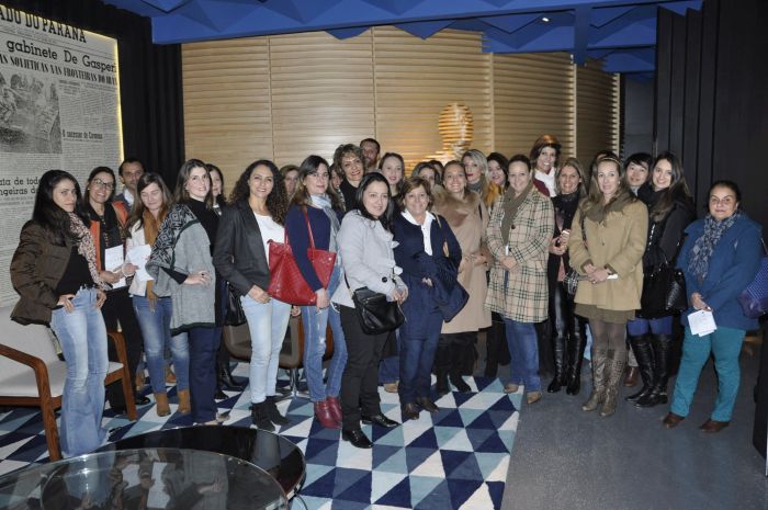 Diretoras da ABD-PR e o grupo em visita guiada a Casa Cor (Heloisa Rego)
