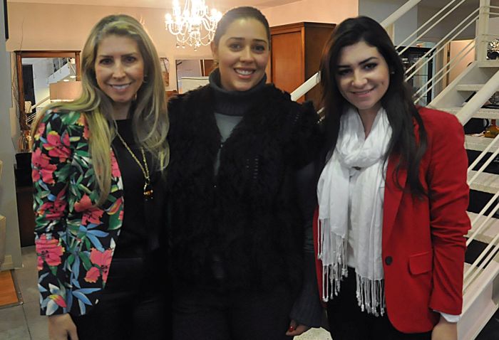 Arquiteta Claudia Pimentel Bueno e sua filha Raisa com Silvia Pedroso Xavier 