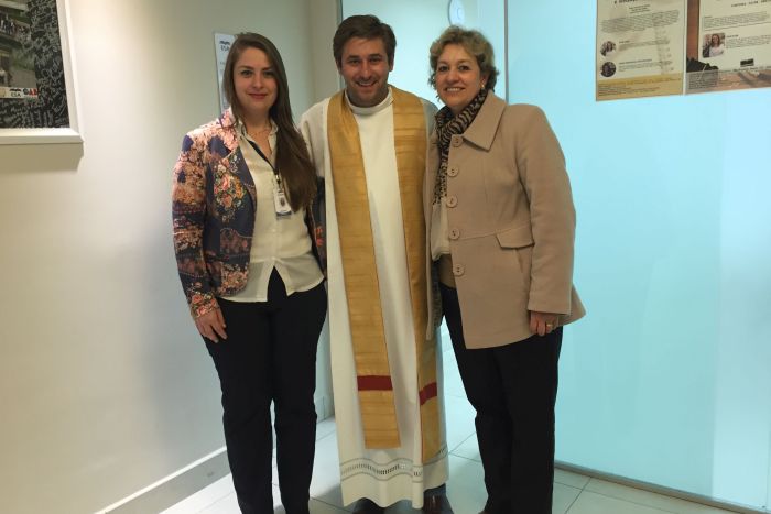 A gerente do Edif&iacute;cio Maring&aacute;, Francieli Matkevicz, o padre Luciano Tokarski e a diretora Julia Arruda