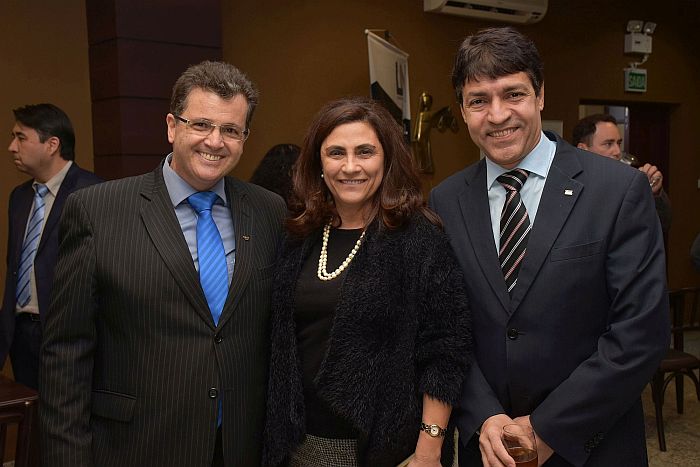 O diretor presidente da OABPrev-PR, Wellington Silveira, a secretária-geral da CAA-PR, Márcia Maluf, e o presidente Artur Piancastelli (Bebel Ritzmann)