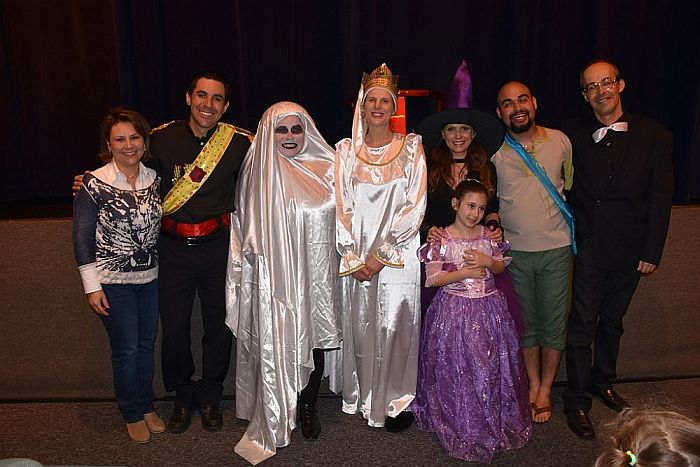 A vice-presidente Daniela Ball&atilde;o com os integrantes do grupo de teatro da CAA-PR