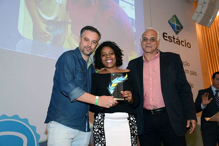 O repórter cinematográfico, Alex Magosso e a produtora Talita Amaral recebem o prêmio das mãos de Ronaldo Mota, reitor da Universidade Estácio O repórter cinematográfico, Alex Magosso e a produtora Talita Amaral recebem o prêmio das mãos de Ronaldo Mota, reitor da Universidade Estácio