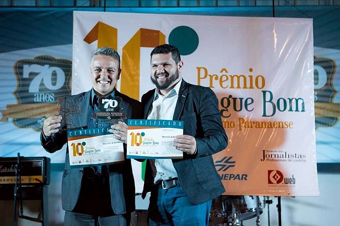 Marcio Barros recebe o prêmio Sangue Bom de Jornalismo de Oswaldo Eustáquio Filho, da subseção Litoral do Sindijor PR Marcio Barros recebe o prêmio Sangue Bom de Jornalismo de Oswaldo Eustáquio Filho, da subseção Litoral do Sindijor PR