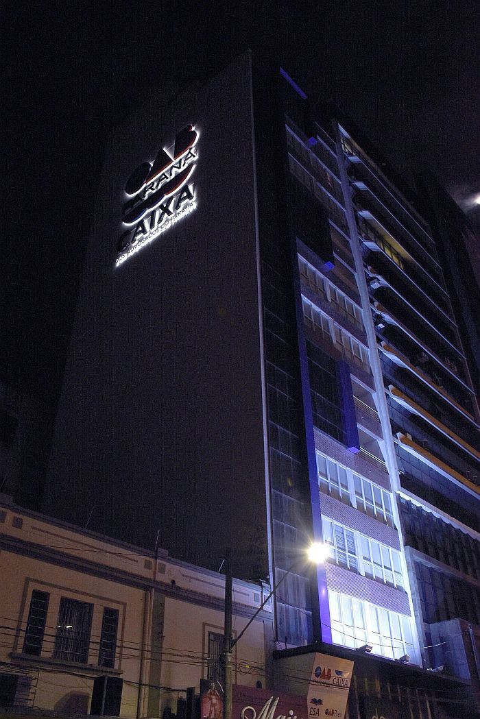 Edif&iacute;cio Maring&aacute;, no centro de Curitiba, tamb&eacute;m recebeu ilumina&ccedil;&atilde;o azul (Bebel Ritzmann)