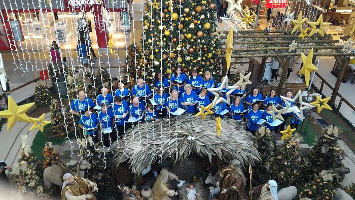 Apresenta&ccedil;&atilde;o do Coral junto ao pres&eacute;pio na entrada principal do shopping, dia 20 (Divulga&ccedil;&atilde;o)