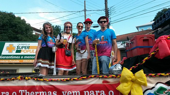 Desfile de carros aleg&oacute;ricos pela Avenida 18 de Fevereiro &eacute; uma das atra&ccedil;&otilde;es (Divulga&ccedil;&atilde;o/Thermas Piratuba)