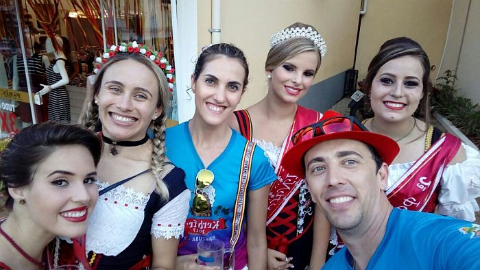 Equipe do hotel com a Rainha e as Princesas eleitas da Kerb Fest 2017 (Divulga&ccedil;&atilde;o/Thermas Piratuba)