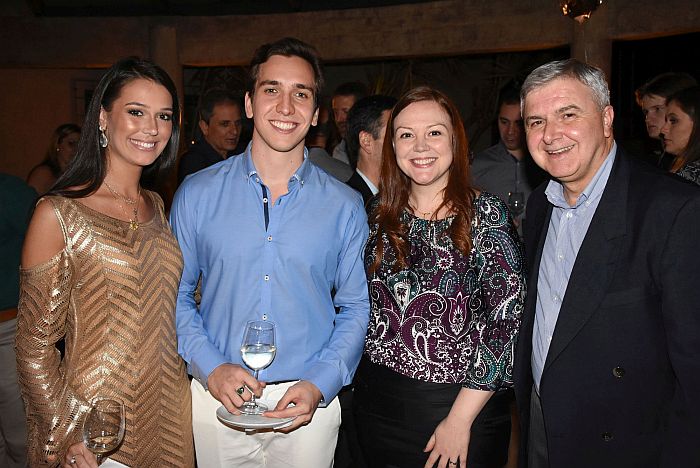  Victória Andretta, André Torres com os médicos patologistas Ana Paula Martins Sebastião e Luiz Martins Collaço