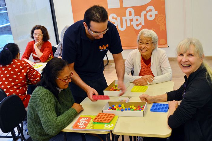 Idosos ativos exercitam a mente com jogos no SUPERA. Al&eacute;m de estimular o c&eacute;rebro, pr&aacute;tica garante divers&atilde;o e intera&ccedil;&atilde;o social