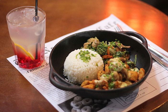 NYC LUNCK MENU - Arroz, cubos de frango empanados, molho de mostarda e mel, legumes