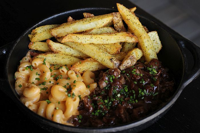 NYC LUNCH MENU - Mac&cheese Mignon, com bbq e batatas r&uacute;sticas