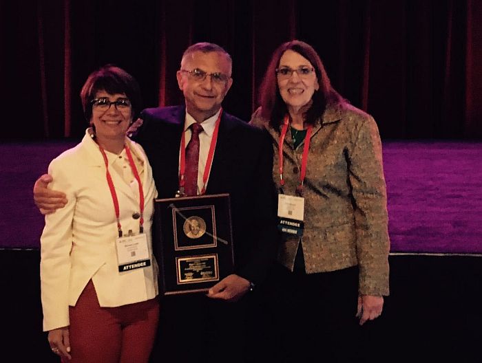 A Dra. Silmara Leite com Dr. Roger Mazze (premiado durante o Congresso da ADA) e a educadora Ellie Strock, que já atuaram em Curitiba 