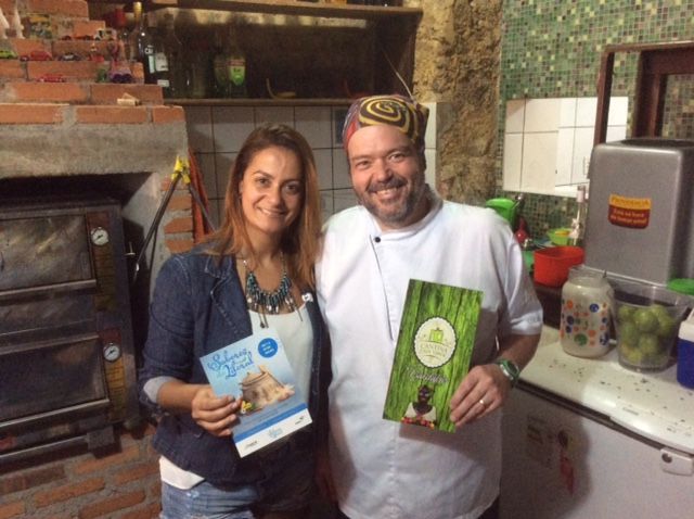 A jornalista Tatiana de Oliveira com o chef Andr&eacute; Furlaneto, que comanda a casa ao lado da esposa Gleisi Catani