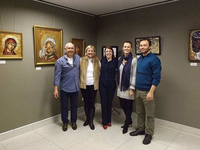 Exposição dos artistas Marilia Domingues e Erik Nascimento, na foto com a diretora Iolanda Gomes, pode ser visitada de segunda a quinta-feira, das 9h às 20h30, e sexta-feira das 9h às 18h30, no Espaço Cultura da CAA-PR, no Edifício Maringá