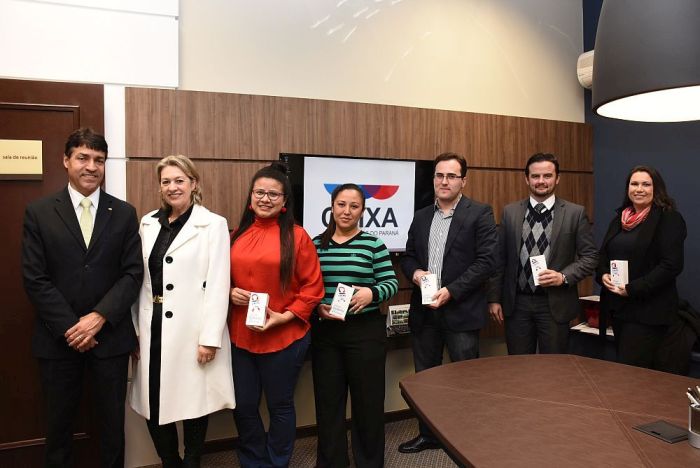 A entrega dos smartphones para os ganhadores do sorteio aconteceu na sede da CAA-PR, em Curitiba