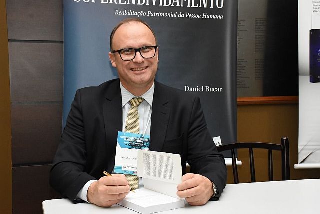 Eroulths Cortiano Junior autografou livro em que divide a autoria - Foto: Bebel Ritzmann/Divulgação