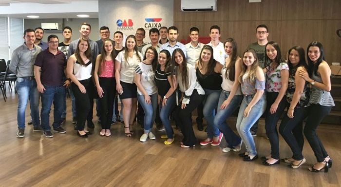 Formandos de Direito conheceram todos os servi&ccedil;os e benef&iacute;cios oferecidos pela CAA-PR no Edif&iacute;cio Maring&aacute; dia 22 de setembro, acompanhados pelo professor Sergio Canan - Foto: Divulga&ccedil;&atilde;o