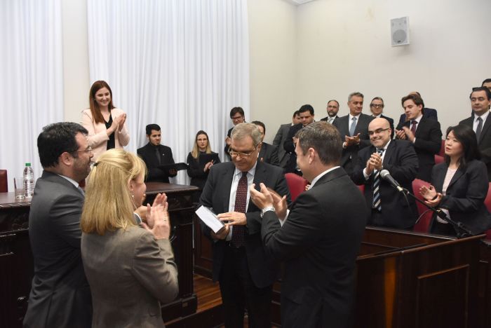 Marinoni recebe o livro editado em sua homenagem - Crédito: Bebel Ritzmann Marinoni recebe o livro editado em sua homenagem - Crédito: Bebel Ritzmann