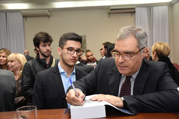 Professor Marinoni autografa livro editado em sua homenagem - Crédito: Bebel Ritzmann Professor Marinoni autografa livro editado em sua homenagem - Crédito: Bebel Ritzmann