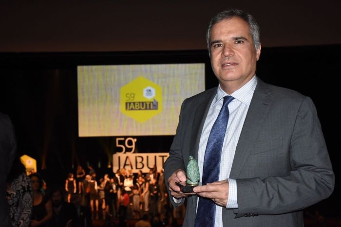 Professor Luiz Guilherme Marinoni recebe o Jabuti pela direção de obra vencedora - Foto: Bebel Ritzmann Professor Luiz Guilherme Marinoni recebe o Jabuti pela direção de obra vencedora - Foto: Bebel Ritzmann