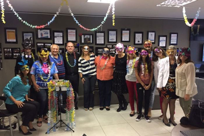 Vestidos a caráter, coralistas participaram da terceira atividade temática de Carnaval - Foto: Divulgação Vestidos a caráter, coralistas participaram da terceira atividade temática de Carnaval - Foto: Divulgação