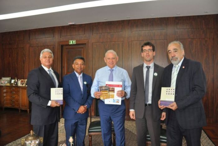 Procuradores fizeram a entrega do diagnóstico para o presidente da ALEP - Foto: Divulgação