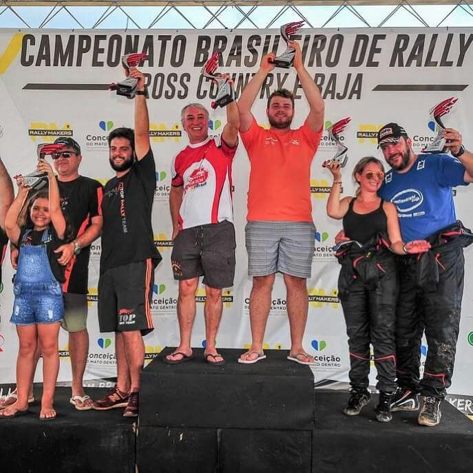 Marcelo e Luciani Maronezi no p&oacute;dio do Brasileiro de Rally Cross Country em MG - Foto: Divulga&ccedil;&atilde;o