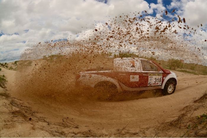 Objetivo da dupla paranaense &eacute; preparar o carro para o Rally dos Sert&otilde;es - Foto: Sanderson Pereira