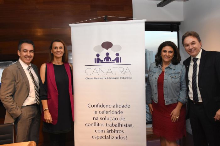 Márcia Heisler e Iolanda Gomes com o vice e o presidente da CANATRA - Foto: Bebel Ritzmann - Com informações da Assessoria de Imprensa da CANATRA Márcia Heisler e Iolanda Gomes com o vice e o presidente da CANATRA - Foto: Bebel Ritzmann - Com informações da Assessoria de Imprensa da CANATRA