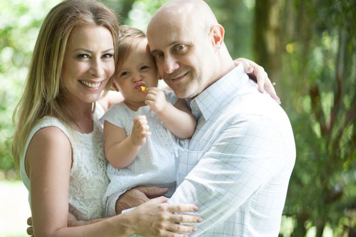 Daniel Ferreira com a esposa Ana Paula Pellegrinello e a filha Martina: busca de uma escola que proporcione o desenvolvimento humano aliado ao conhecimento - Foto: Divulga&ccedil;&atilde;o / Arquivo Pessoal