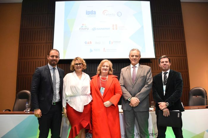 Participantes do painel com o presidente do IPDA, Edgar Guimar&atilde;es - Foto: Bebel Ritzmann