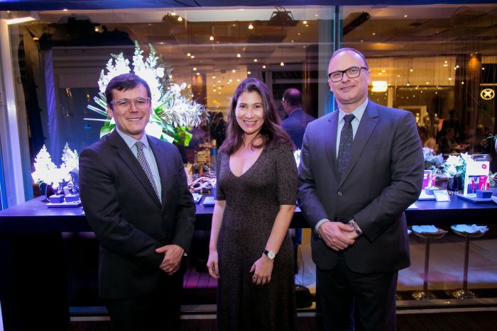 Luciano Araújo, Juliana Pereira e Eroulths Cortiano Junior, presidente da APEP - Foto: Kelly Knevels Luciano Araújo, Juliana Pereira e Eroulths Cortiano Junior, presidente da APEP - Foto: Kelly Knevels