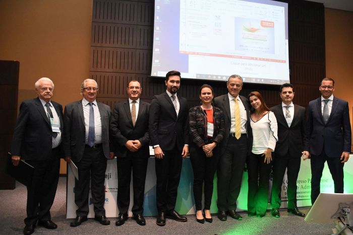 Participantes do debate com o presidente do IPDA, Edgar Guimar&atilde;es - Foto: Bebel Ritzmann