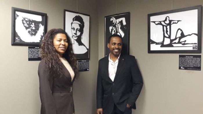 A presidente da Comissão de Igualdade Racial, Silvana Cristina de Oliveira Niemczewski, e o artista Luis Fernando Martins da Silva - Foto: Divulgação