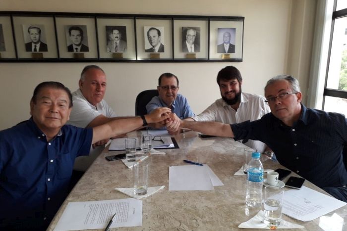 Reuni&atilde;o que originou o G5. Orlando Kubo, presidente da ABIH-PR; Jo&atilde;o Jacob Mehl, presidente do SEHA; Antonio Azevedo, presidente da ABAV-PR; Rodrigo Sepulcri Rosalem, diretor de Planejamento e Gest&atilde;o da Fecom&eacute;rcio-PR e Luciano Bartolomeu, diretor Executivo da Abrasel-PR - Foto: Divulga&ccedil;&atilde;o