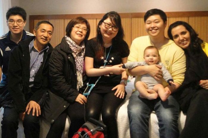 Advogado Fabiano Nakamoto com esposa, filho, a receptora e família - Foto: Divulgação