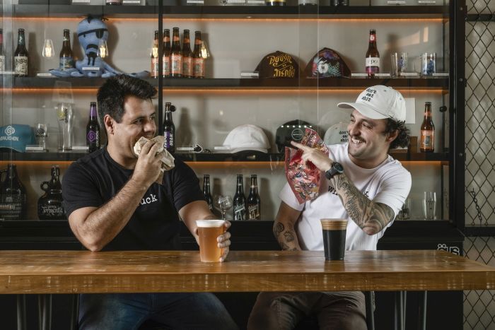 Guilherme Requião e Daniel Mocellin, sócios proprietários da Whatafuck Hamburgueria - Foto: Divulgação