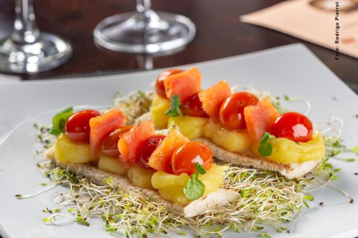 Brubeck Quartet - tartine com salmão curado na casa e confit de tomatinhos - Foto: Rodrigo Pierrot