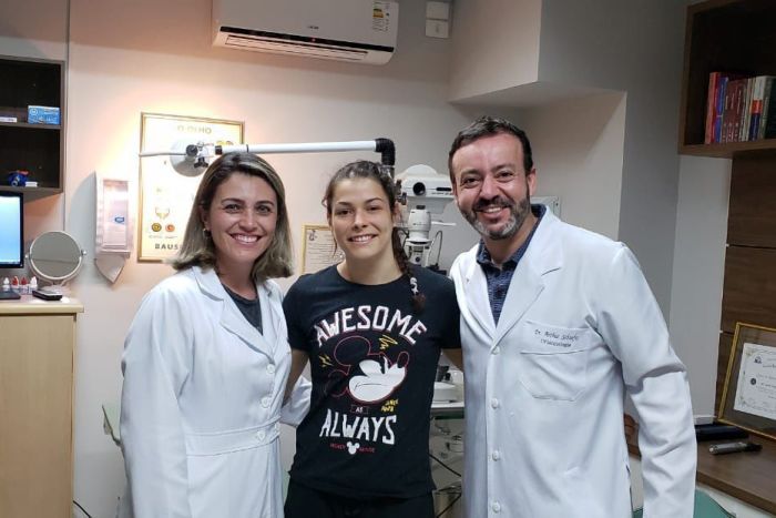 A atleta Melissa Gatto com os profissionais da Clínica Schaefer - Foto: Divulgação A atleta Melissa Gatto com os profissionais da Clínica Schaefer - Foto: Divulgação
